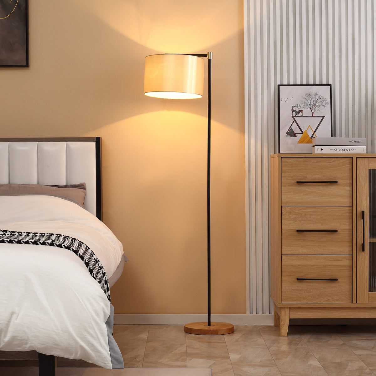 Candeeiro de Pé com Ecrã Suspenso de Tecido Suporte para Lâmpada E27 Máx 40W Base de Madeira e Interruptor de Pé para Sala de Estar Dormitório 48x32x152cm Dourado — foto 2