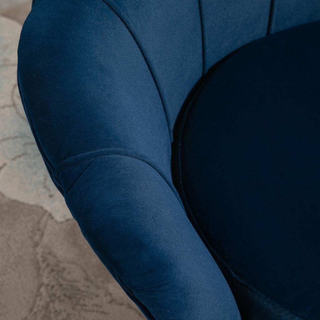 Poltrona de Sala Estofada em Veludo Poltrona para Quarto com Encosto em Forma de Concha e Pernas Douradas para Sala de Jantar 76x67x74 cm Azul — foto 8