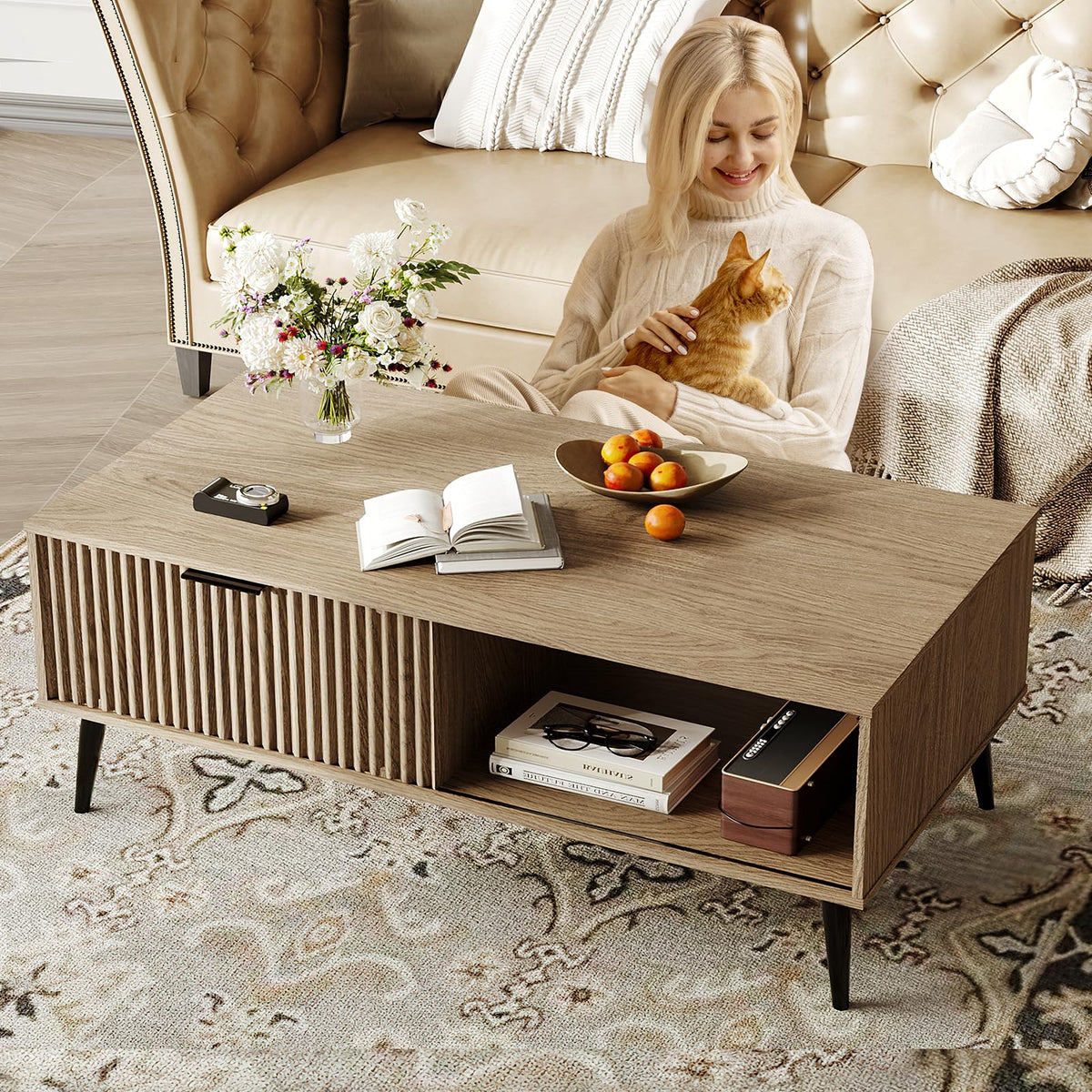 Mesa de centro retangular em MDF e PB com porta deslizante ondulada, compartimento de dupla face e pernas estáveis, 105 cm, madeira natural — foto 2
