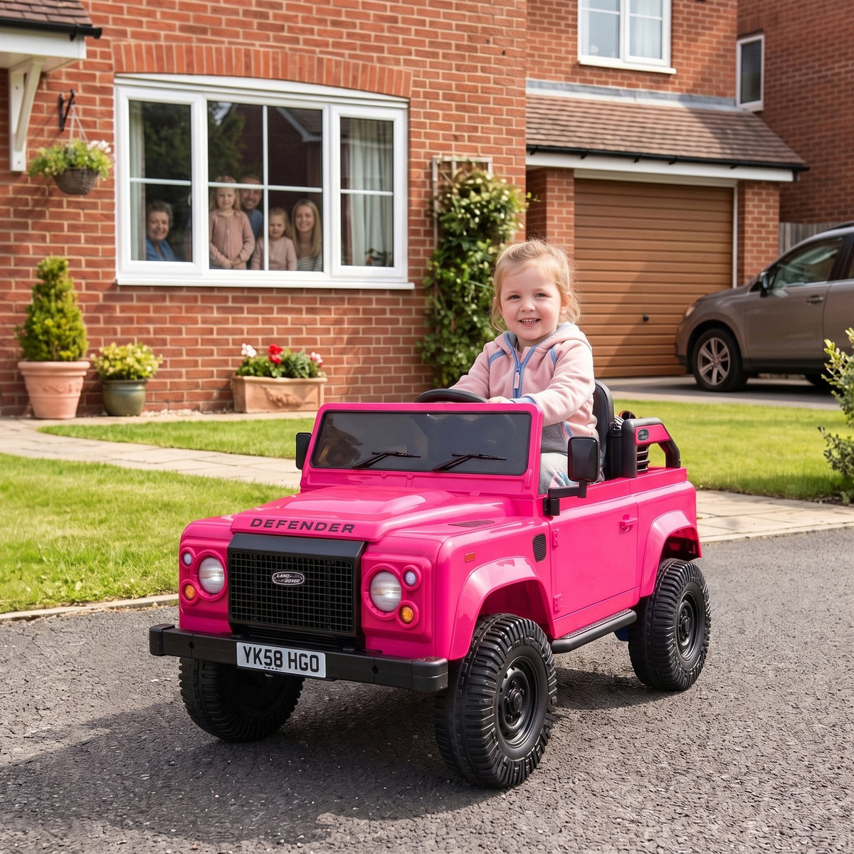 Carro Elétrico Infantil 12V Land Rover Defender com Licença Oficial, Comando e Bluetooth, Rosa, +3 Anos — imagem 3