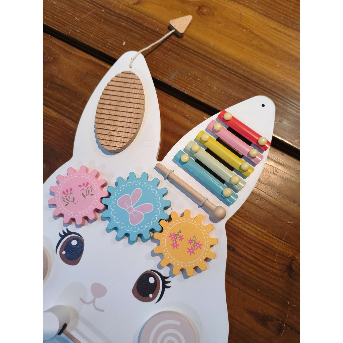 Busy Board Montessori em Madeira de Parede para Crianças 1,5-6 Anos Tema Coelhinho Pascal, Branco — foto 1